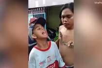 Thiếu niên "giỡn mạng" dùng lưỡi trêu đùa trăn, nhận kết cục đau đớn