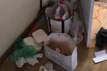 Chủ nhà trọ sốc toàn tập khi thấy căn phòng ngập rác của 2 thiếu nữ