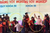 Chàng trai cầu hôn bạn gái ngay trên sân khấu lễ tốt nghiệp