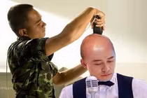 Dân mạng rần rần chế ảnh ca sĩ Tuấn Hưng cạo đầu 