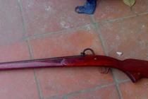 Nghịch súng săn, chú bắn vào cháu 9 tháng tuổi 6 phát