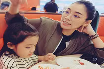 Bà mẹ bỉm sữa Sài Gòn vừa trẻ đẹp vừa khéo nuôi con