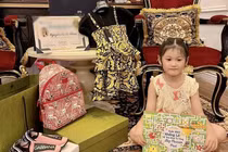 "Nữ đại gia quận 7" dát hàng hiệu từ đầu đến chân cho con