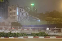 Hà Nội: Phá chung cư nơi đất vàng, ngỡ ngàng bịt mũi đi xuyên bụi