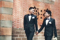 Bộ ảnh cưới đẹp mê hồn của cặp đôi đồng tính nam