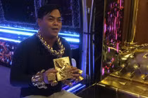 Những lần Phúc XO làm màu khoe "vàng giả" khiến dân mạng trầm trồ