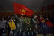 CĐV Hà Nội bất chấp thời tiết giá rét cổ vũ đội tuyển Việt Nam