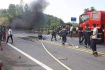 Xe bồn chở xăng bốc cháy, cấm đường gần 38km trên cao tốc Nội Bài - Lào Cai 