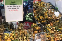 Phát hoảng với những thành phần vô ý thức vào siêu thị "ăn thử" vải