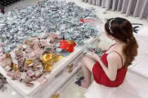 Xuất hiện màn đập heo đất ăn Tết "khủng" nhất năm gây xôn xao