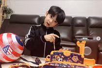 Giật mình danh tính "soái ca nhí" người Hàn tặng hoa cho Công Phượng