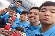 Đội tuyển Việt Nam về nước trên tay với những món quà cực xinh