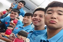 Đội tuyển Việt Nam về nước trên tay với những món quà cực xinh