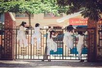 Leo tường, vượt rào nữ sinh Việt chẳng kém "cảnh sát đặc nhiệm"