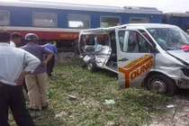 Tàu hỏa húc văng xe 16 chỗ, nhiều người thương vong 