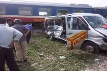 Tàu hỏa húc văng xe 16 chỗ, nhiều người thương vong 