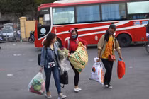 Ảnh: Người dân “tay xách, nách mang” trở lại Hà Nội sau đợt nghỉ Tết