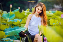 Không cần hở hang lố lăng, mẫu Tây bên hồ sen vẫn khiến CĐM "trầm trồ"