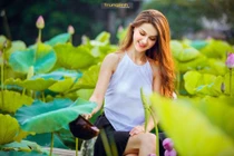 Không cần hở hang lố lăng, mẫu Tây bên hồ sen vẫn khiến CĐM "trầm trồ"