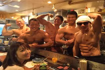 Dàn "nam thần" phục vụ quán ăn khiến chị em phát sốt