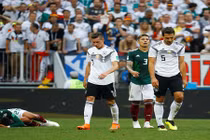 Nhà vua cúi mặt trong hành trình bảo vệ ngai vàng World Cup