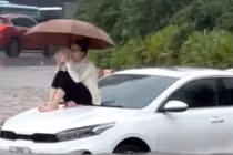 Cô gái “cô đơn giữa biển nước” Hà Nội gây bão mạng