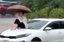 Cô gái “cô đơn giữa biển nước” Hà Nội gây bão mạng