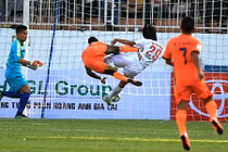 A Đây Rồi: Văn Pho gãy xương sườn, HAGL kêu trời VFF vẫn "làm ngơ"