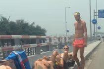 Du khách nước ngoài mặc nội y, phơi nắng "ngả ngớn" tại sân bay Nội Bài