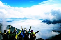 Dân phượt thích thú với điểm săn mây mới tại Yên Bái