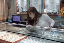 CĐM rần rần truy tìm cô gái có góc nghiêng giống Song Hye Kyo