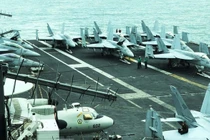 Choáng ngợp dàn chiến cơ đậu san sát trên tàu sân bay USS Theodore Roosevelt