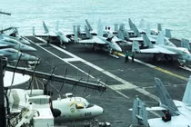 Choáng ngợp dàn chiến cơ đậu san sát trên tàu sân bay USS Theodore Roosevelt