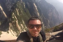 Run rẩy chinh phục lối đi nguy hiểm nhất thế giới