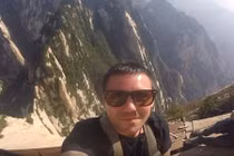 Run rẩy chinh phục lối đi nguy hiểm nhất thế giới