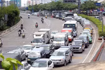 Ôtô nối đuôi trước cửa hầm Thủ Thiêm sau tai nạn liên hoàn