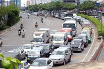 Ôtô nối đuôi trước cửa hầm Thủ Thiêm sau tai nạn liên hoàn