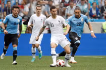  Thủ môn Muslera “gây họa”, Uruguay “đưa” Pháp vào bán kết