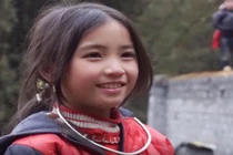 Dân mạng ngẩn ngơ trước đôi mắt biết cười của bé gái H'Mông