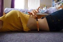 Dùng bút bi đo "eo con kiến", ai chơi bằng hội chị em?