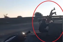 Đua đòi bốc đầu xe máy, nam thanh niên nhận cái kết đau điếng