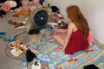 Hot girl ra ngoài sang chảnh nhưng về tới phòng trọ "ở bẩn thôi rồi"