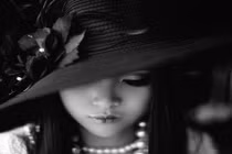 Người đẹp Sarah Shuilian và bộ ảnh đen trắng ma mị