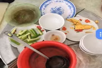 Mâm cơm thừa nhà chồng để phần khiến chị em ứa nước mắt