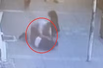 Đánh đập vợ cũ dã man, gã đàn ông nhận bài học nhớ đời