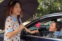 Midu bất ngờ bị chặn xe... nhận quà sinh nhật