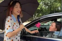 Midu bất ngờ bị chặn xe... nhận quà sinh nhật