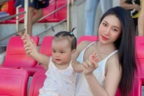 Bà xã thủ môn ĐT Việt Nam khoe sắc vóc "gái 1 con" 