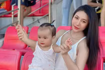 Bà xã thủ môn ĐT Việt Nam khoe sắc vóc "gái 1 con" 