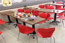 Dân mạng lên án “ý thức tồi” của giới trẻ tại cửa hàng tiện ích